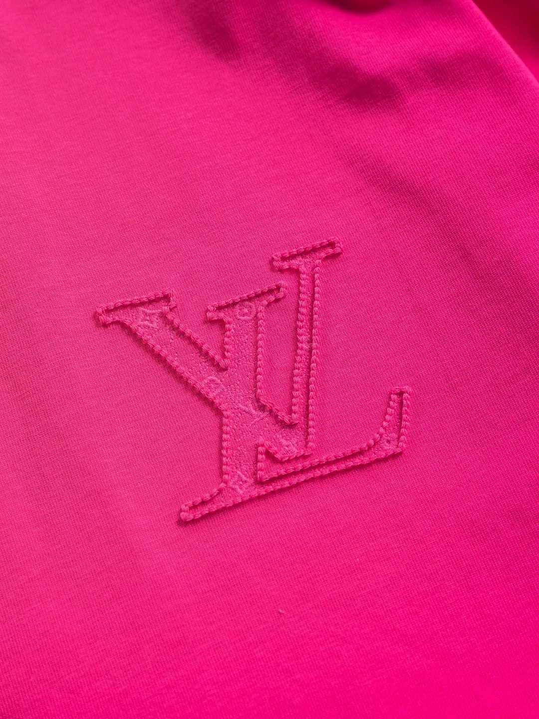 🅿️190 Louis Vuitton 1V LV slightly wide version S-XL 26SS LV new product counter catwalk style three-dimensional plain letter embroidery on the chest🪡logo large logo embroidery on the back🪡logo short-sleeved T-shirt, the same style for men and women! Short-sleeves are not the same as the general public, but must be unique and eye-catching. This LV short-sleeves is all about quality, comfort, consistent style, fashion, including fabrics and cutting techniques, all of which have been made with great effort! 320 grams of washed pure cotton fabric, pure cotton is breathable, very refreshing and comfortable for daily wear. The rib knitting on the neckline is smooth and tight, and the neckline will not be skewed if you toss it at will. The loose version, you will find that it looks really good on the upper body. The overall is minimalist and neat, super versatile for daily use! Pair it casually with a pair of pants for a youthful look. A T-shirt will make your outfit crazy. It is a fashionable item that can never go wrong! Color: Black White Rose Size: S-XL Size chart: S: Shoulder width 50-Bust 56-Length 70 M: Shoulder width 52-Bust 57-Length 72 L: Shoulder width 54-Bust 59-Length 74 XL: Shoulder width 56-Bust 62-Length 76
